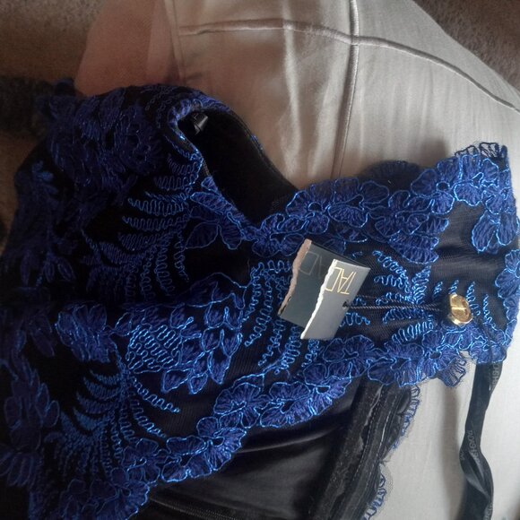 Dress - Picture 4 of 10